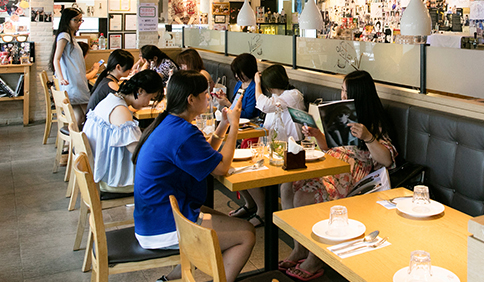 Visit restaurants run by idols' families. You may even be lucky enough to run into an idol during your visit!