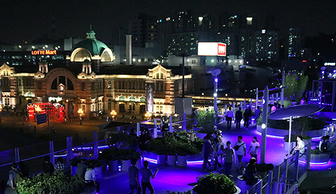 Spend an evening at one of Seoul's coolest landmarks, Seoullo 7017. 