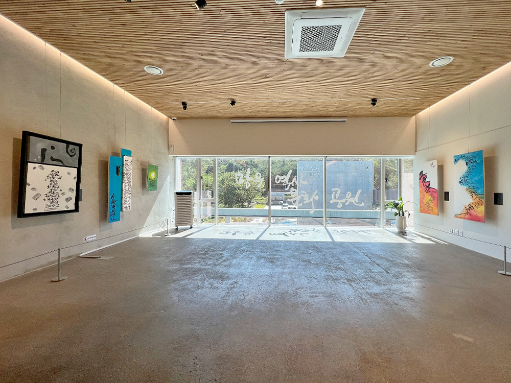 Art-works are exhibited on both sides of the room with large glass window facing the exterior of the exhibition hall of Jungnang Mang-u Space.