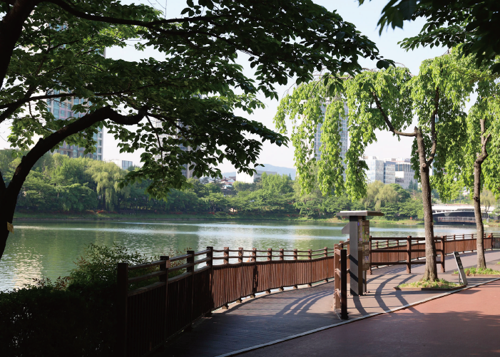 Seokchon Lake's Doors are Always Open