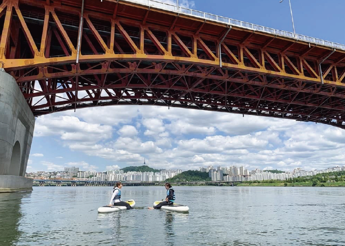 Bright Early Summer Pleasures at Hangang River