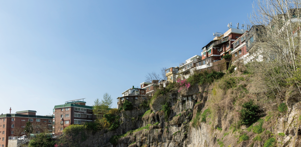 Changsin‑dong Cliff Village (Dolsan Village)