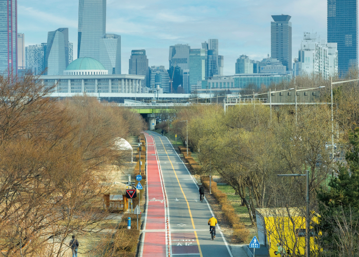 Best ways to enjoy the spring breeze in Seoul Jogging with the spring breeze