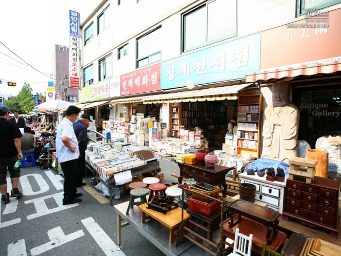 Dongmyo Flea Market