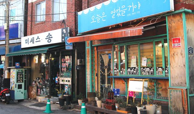 The artistic touch that shines in between the gaps of the old: Itaewon Usadan-gil