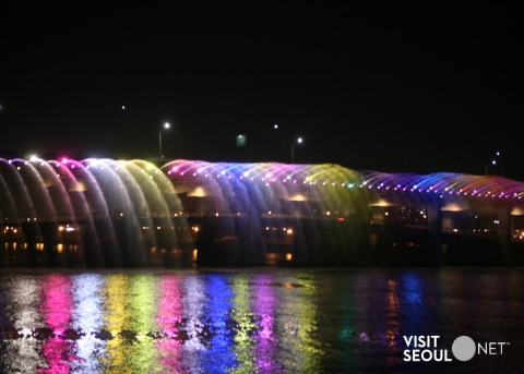 Banpodaegyo Bridge Moonlight Rainbow Fountain 