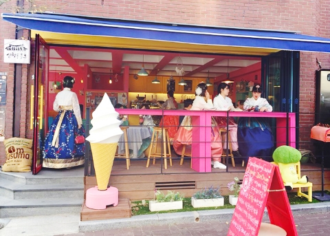 Strolling Around Seoul in a Hanbok