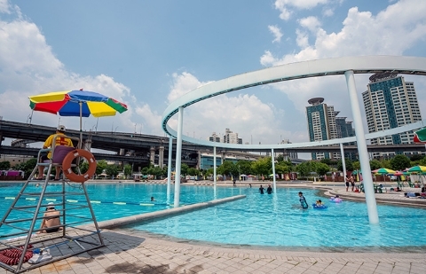 Spend This Summer at the Hangang Swimming Pools