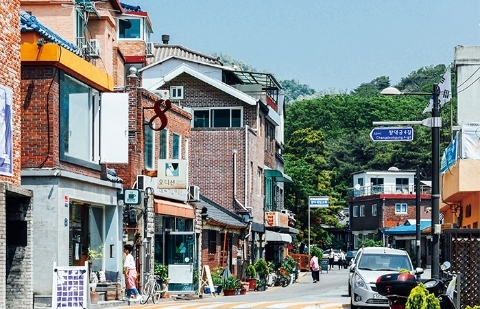 Walking through Wonseodong Alleyways