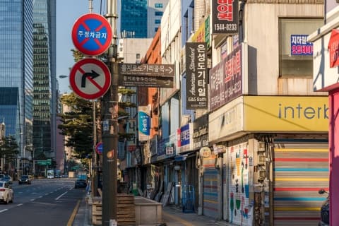 Trips in a city where the past and present coexist SEOUL NEWTRO MOOD