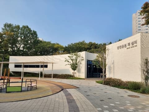 Yangcheon Park Book Shelter