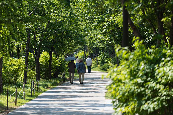 An Urban Respite, the Gyeongui Line Forest Park | The Official Travel Guide to Seoul